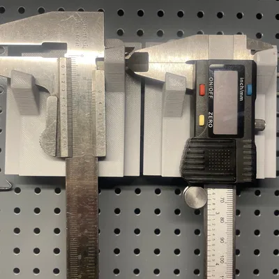 Giá treo thước cặp (Caliper Holder) gắn tường/peg board