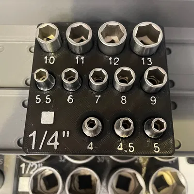 Khay giữ socket metric 4–13 cho 1/4" drive ratchet, Gridfinity 2x2
