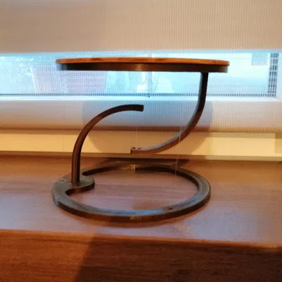 Bàn lơ lửng “Impossible Floating Table”