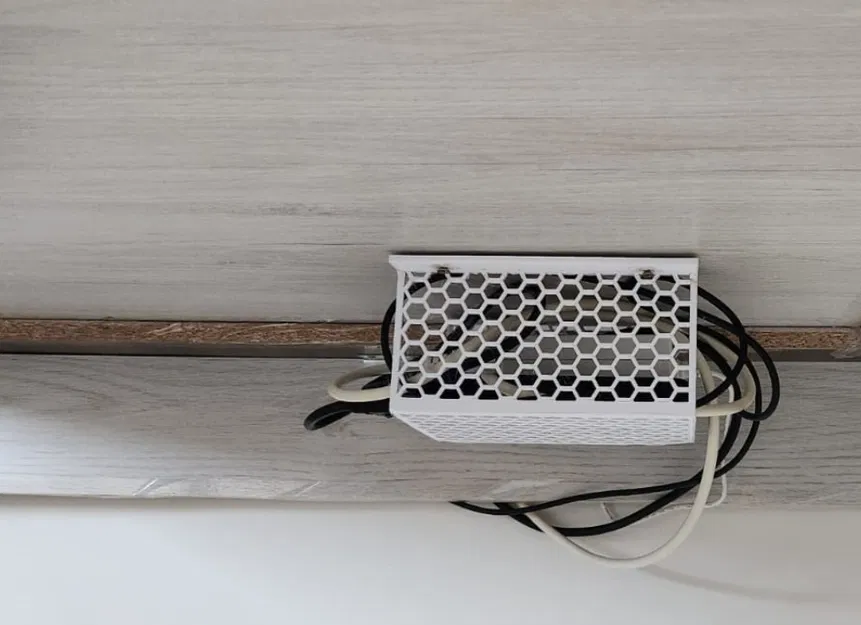 Bộ Tổ Chức Dây Cáp & Sạc Gắn Dưới Bàn với Thông Gió Tổ Ong - Image 2