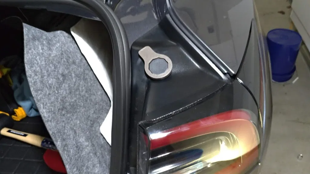 Cờ lê tháo đèn hậu Tesla Model 3 (Tesla Model 3 Taillight Wrench) - Image 2