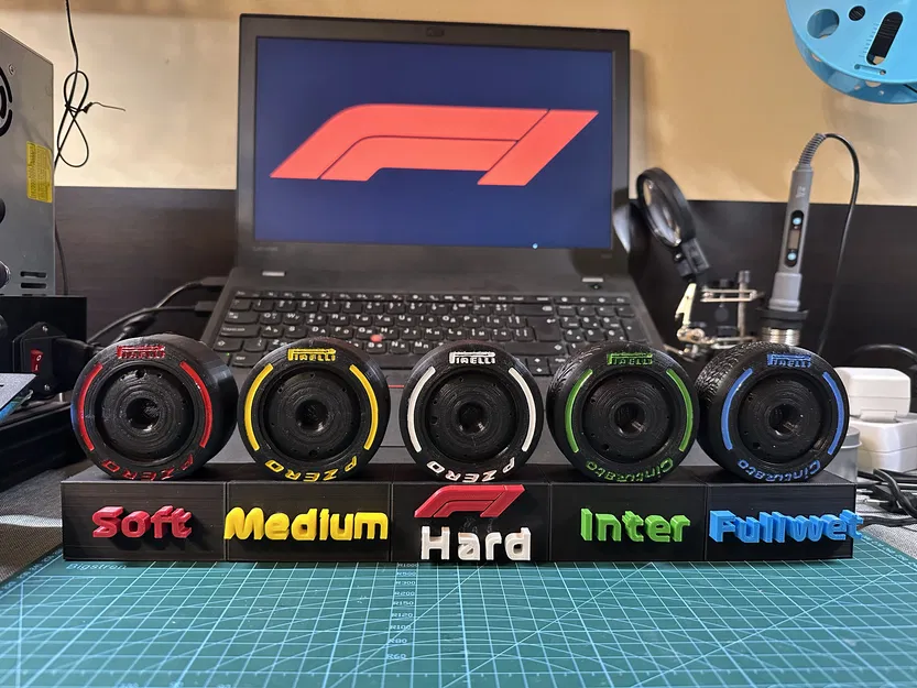 Lốp Pirelli F1 18 inch kèm chân đế - Image 1