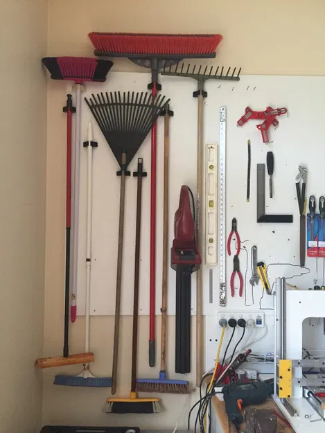 Giá Treo Chổi Có Chốt Gài Tuỳ Biến (Customisable Latching Broom Holder) - Image 6