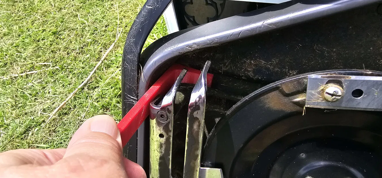 Dụng Cụ Vệ Sinh Máy Cắt Cỏ Robot Luba - Loại Bỏ Cỏ Kẹt - Image 1