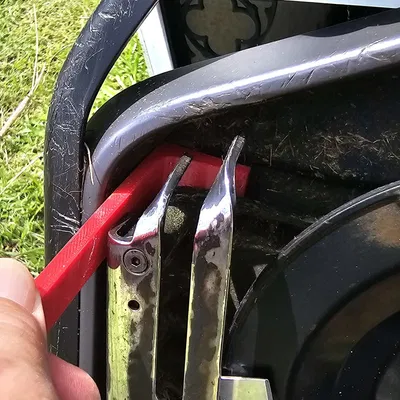 Dụng Cụ Vệ Sinh Máy Cắt Cỏ Robot Luba - Loại Bỏ Cỏ Kẹt