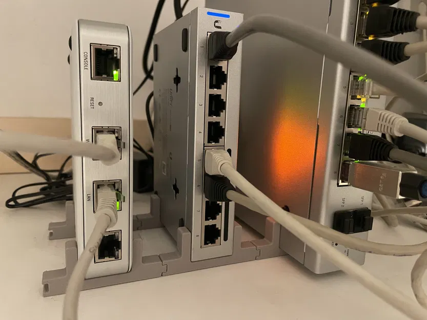 Stand dựng đứng modular cho thiết bị Ubiquiti Unifi (USG Router, POE Switch) - Image 1