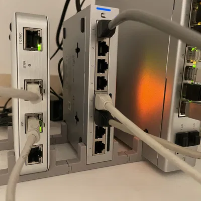 Stand dựng đứng modular cho thiết bị Ubiquiti Unifi (USG Router, POE Switch)