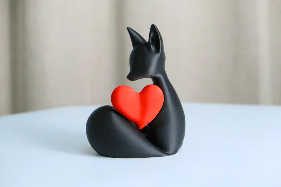 Tượng Cáo Ôm Tim Duyên Dáng (Charming Fox Heart Sculpture) - Image 1