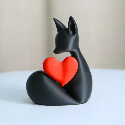 Tượng Cáo Ôm Tim Duyên Dáng (Charming Fox Heart Sculpture)