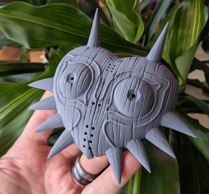 Mặt nạ Majora vân gỗ – lưng phẳng / nhúng nam châm - Image 1