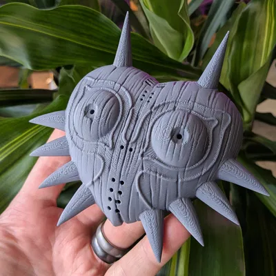 Mặt nạ Majora vân gỗ – lưng phẳng / nhúng nam châm