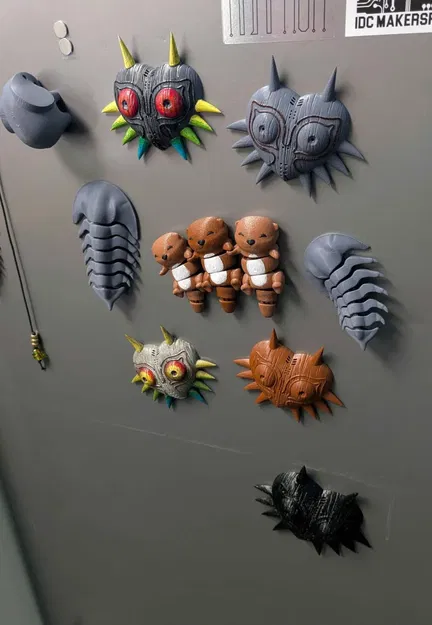 Mặt nạ Majora vân gỗ – lưng phẳng / nhúng nam châm - Image 3