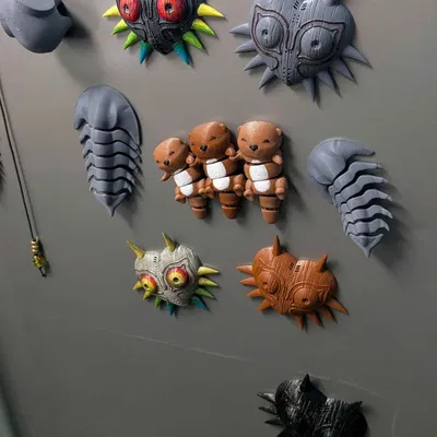 Mặt nạ Majora vân gỗ – lưng phẳng / nhúng nam châm