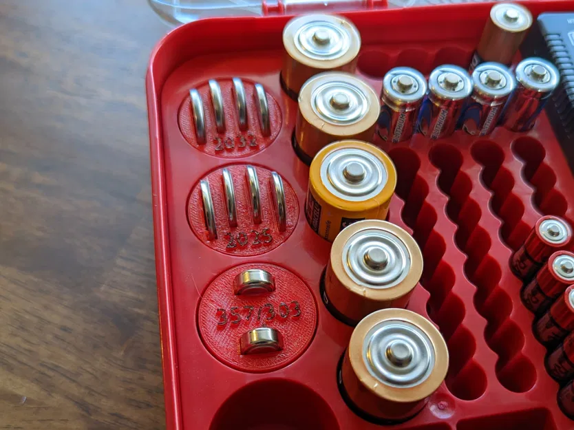 Miếng chèn D-cell Battery Daddy cho pin nút 2032/2025 & 357/303 (v2) - Image 1