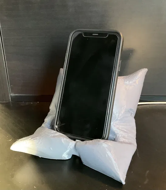 Giá Đỡ Điện Thoại Hình Gối Giấu Dây Sạc 3D - Image 1