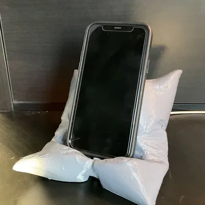 Giá Đỡ Điện Thoại Hình Gối Giấu Dây Sạc 3D