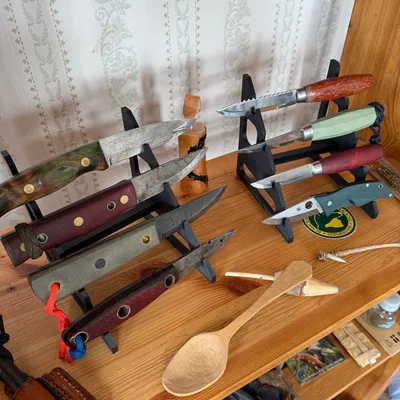 Kệ trưng bày dao tối giản (Knife display)
