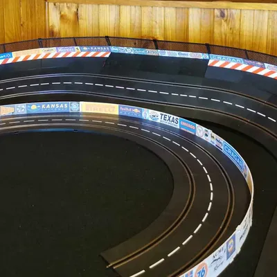 Hàng rào chắn Carrera Slot Car R2 Banked Curve 2/30 (Shoulder) + đoạn thẳng