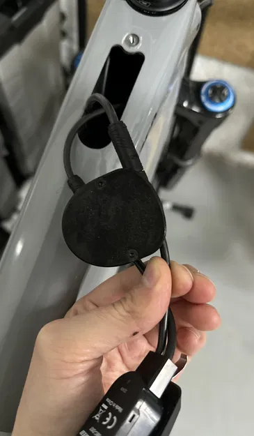 Ngàm gắn AirTag ẩn dưới MasterMind TCU cho Specialized - Image 1