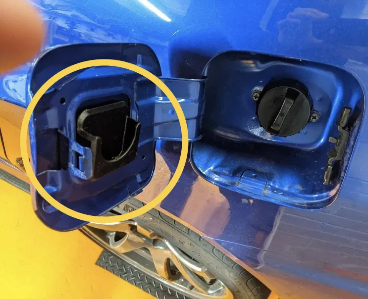 Kẹp Giữ Nắp Xăng 3D Cho Mitsubishi Lancer EVO 7/8/9 - Image 1