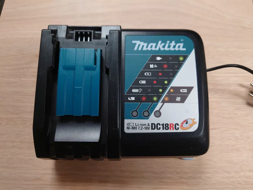 Giá Treo Sạc Makita DC18RC Lên Tường Dễ Lắp Ráp - Image 1