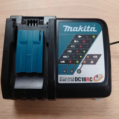 Giá Treo Sạc Makita DC18RC Lên Tường Dễ Lắp Ráp