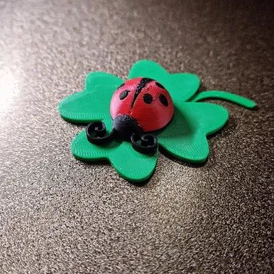 Bọ Cánh Cam May Mắn Trên Lá Cỏ Bốn Lá - Mô Hình In 3D