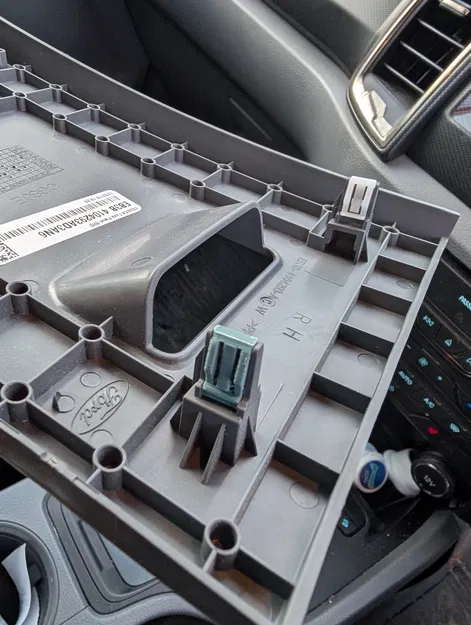 Kẹp nắp cầu chì Ford Ranger tự in 3D - Image 2