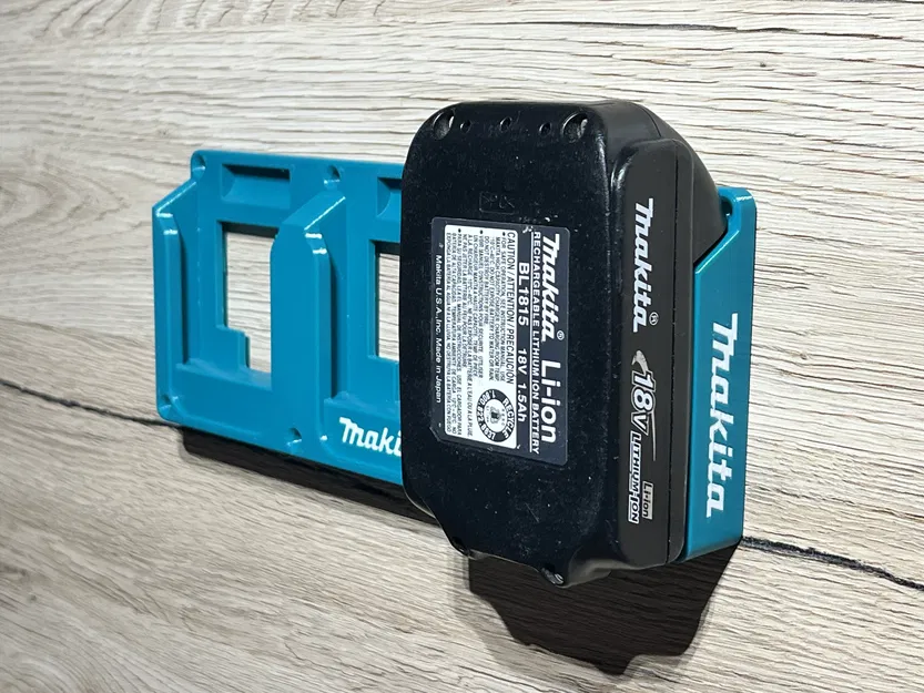 Giá treo tường pin Makita (3 pin) kèm logo Makita - Image 1