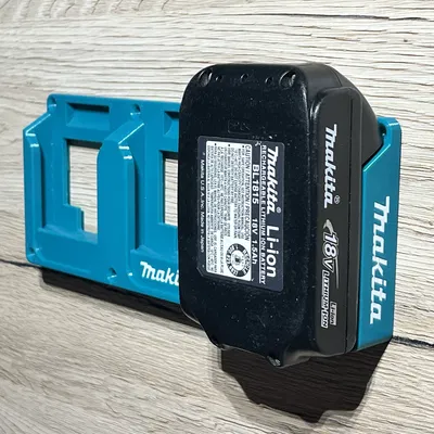 Giá treo tường pin Makita (3 pin) kèm logo Makita