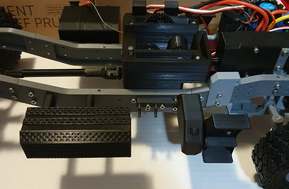 Phụ kiện Unimog RC bên phải (bậc, bình AdBlue, exhaust + ống) - Image 1