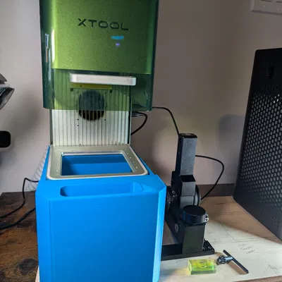 Chân đế nâng Xtool F1 giúp khắc ly lớn dễ dàng