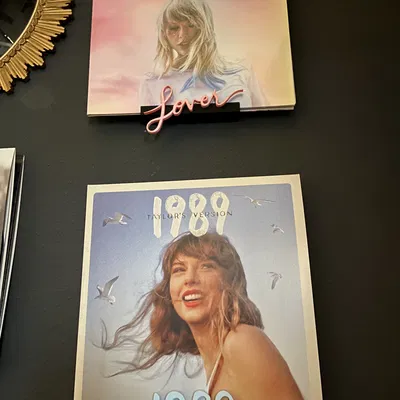 Kệ Treo Tường Để Vinyl Taylor Swift Kèm Chữ Album Art
