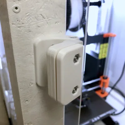 Hai bản lề gắn cửa kính acrylic vào khung gỗ