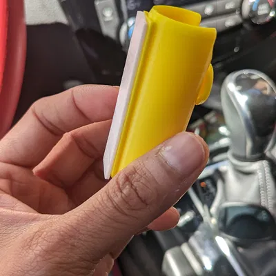 Balmobile v1 – Giá đỡ chapstick/son dưỡng cho xe hơi