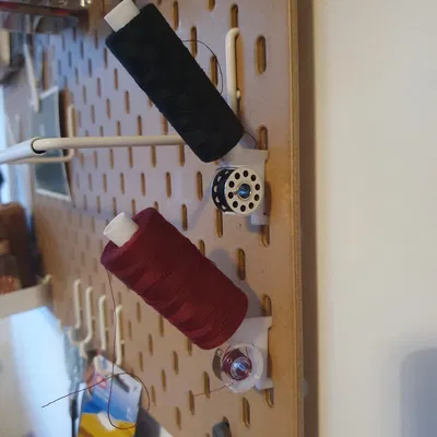 Kệ Treo Cuộn Chỉ & Suốt May Cho Bảng Pegboard Ikea Skadis