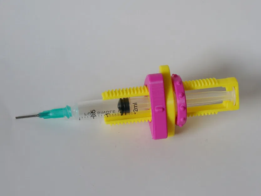 Giá đỡ ống tiêm 3D hỗ trợ bơm thuốc và keo chính xác - Image 1