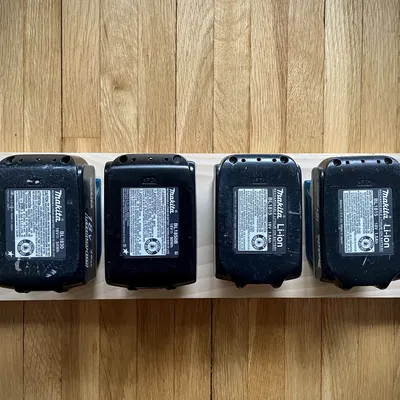 Kẹp Gài Pin Makita (Makita Battery Clip)