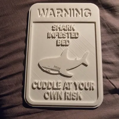 Bảng hài “Cuddle at Your Own Risk” với cá mập IKEA Blåhaj