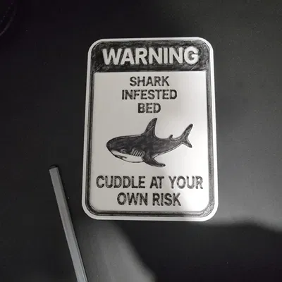 Bảng hài “Cuddle at Your Own Risk” với cá mập IKEA Blåhaj