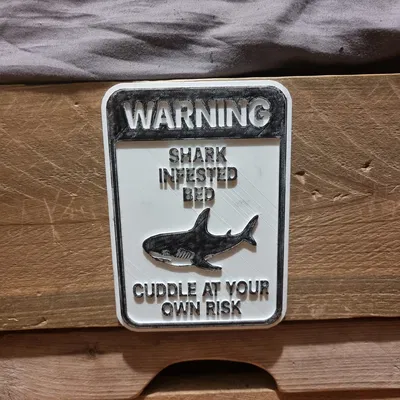 Bảng hài “Cuddle at Your Own Risk” với cá mập IKEA Blåhaj