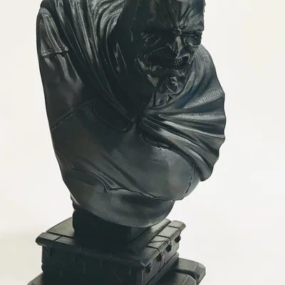 Batman Bust pre supported*