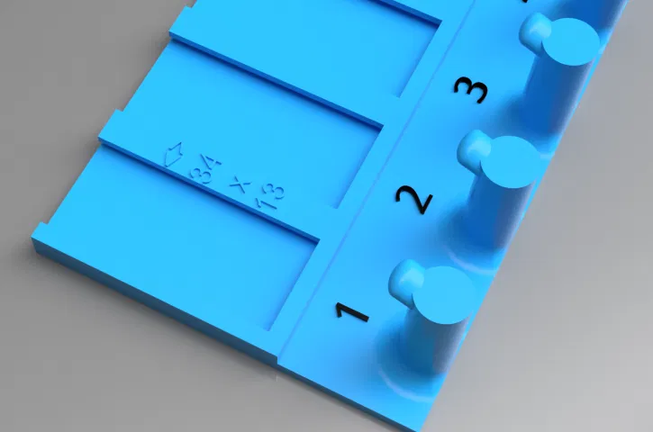 Giá treo chìa khóa/dây đeo có khe gắn nhãn - Image 1