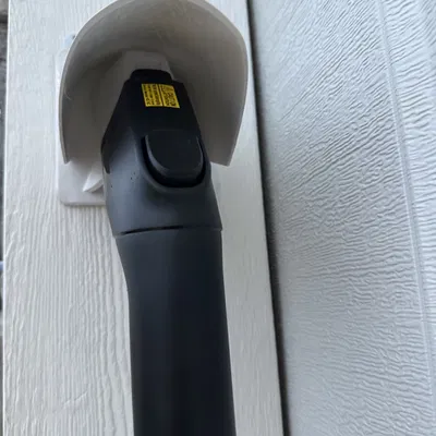 Giá đỡ kiêm nắp che mưa cho đầu sạc J1772 xe điện