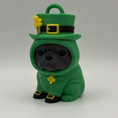Mô hình Chó Pug St. Patrick - Trang phục Xanh May Mắn