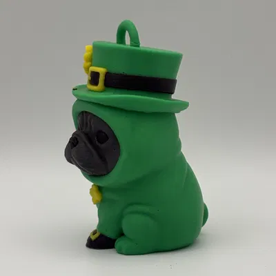 Mô hình Chó Pug St. Patrick - Trang phục Xanh May Mắn