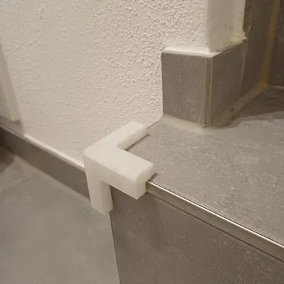 Thêm một miếng bảo vệ góc / Another corner protector