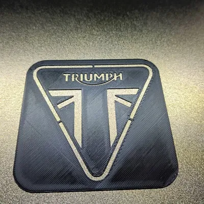 Stencil logo Triumph – Độ chính xác cao cho airbrush, mút & cọ