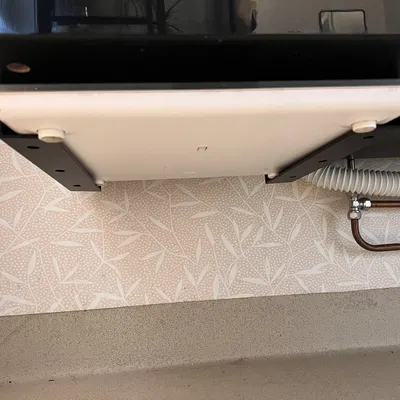 Giá đỡ cân Withings treo dưới bồn rửa chén tiện lợi