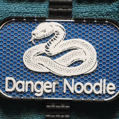 Bảng hiệu “Nope Rope / Danger Noodle” (hình rắn) 100x160mm